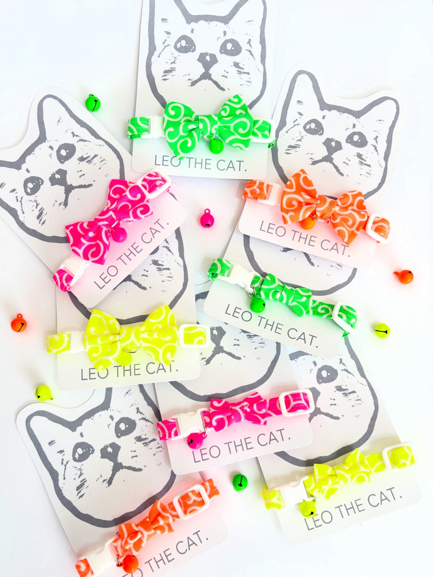 にゃんこ様用　蝶ネクタイ　ネオン　唐草